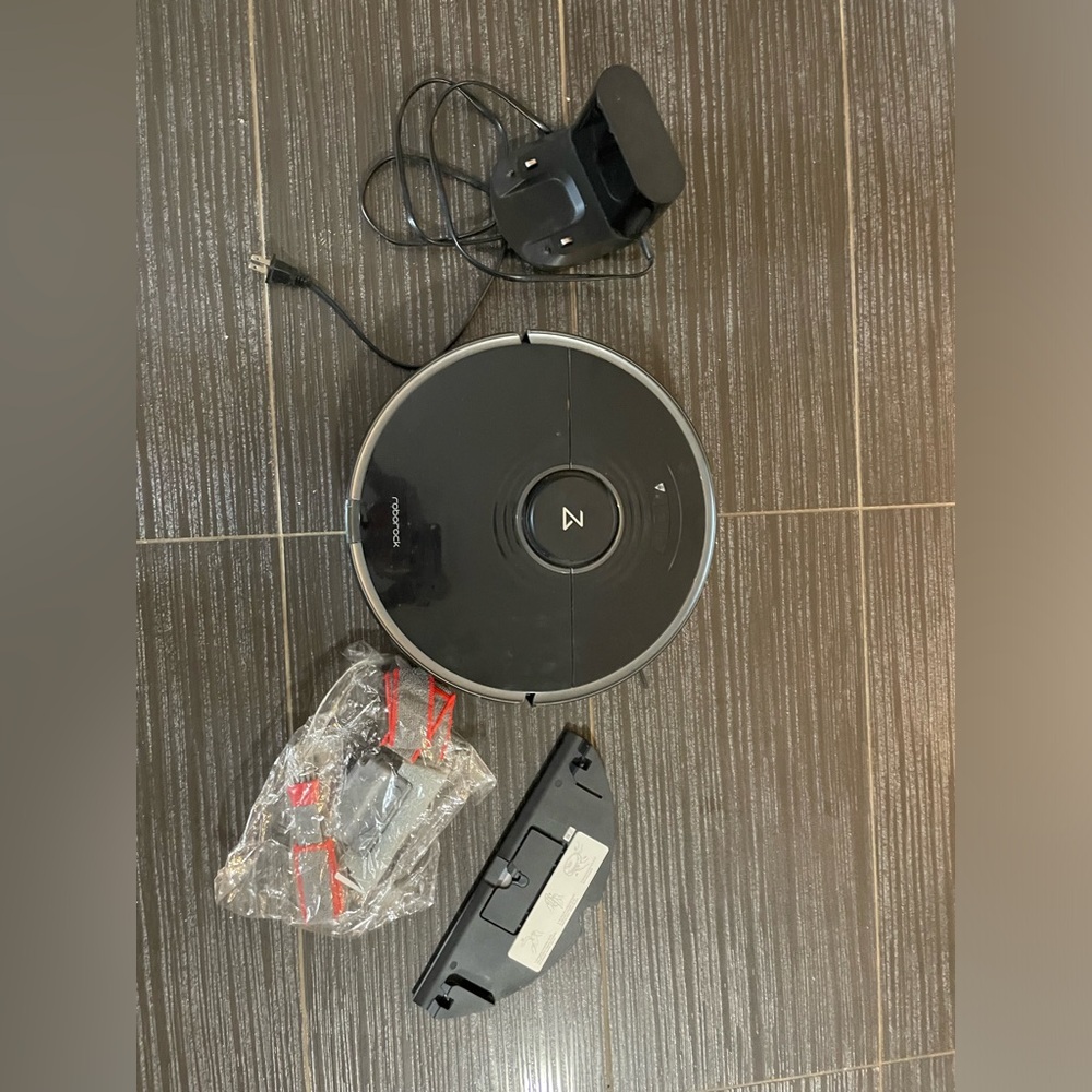 Roborock S7 w/ attatchments. No auto empty dock.